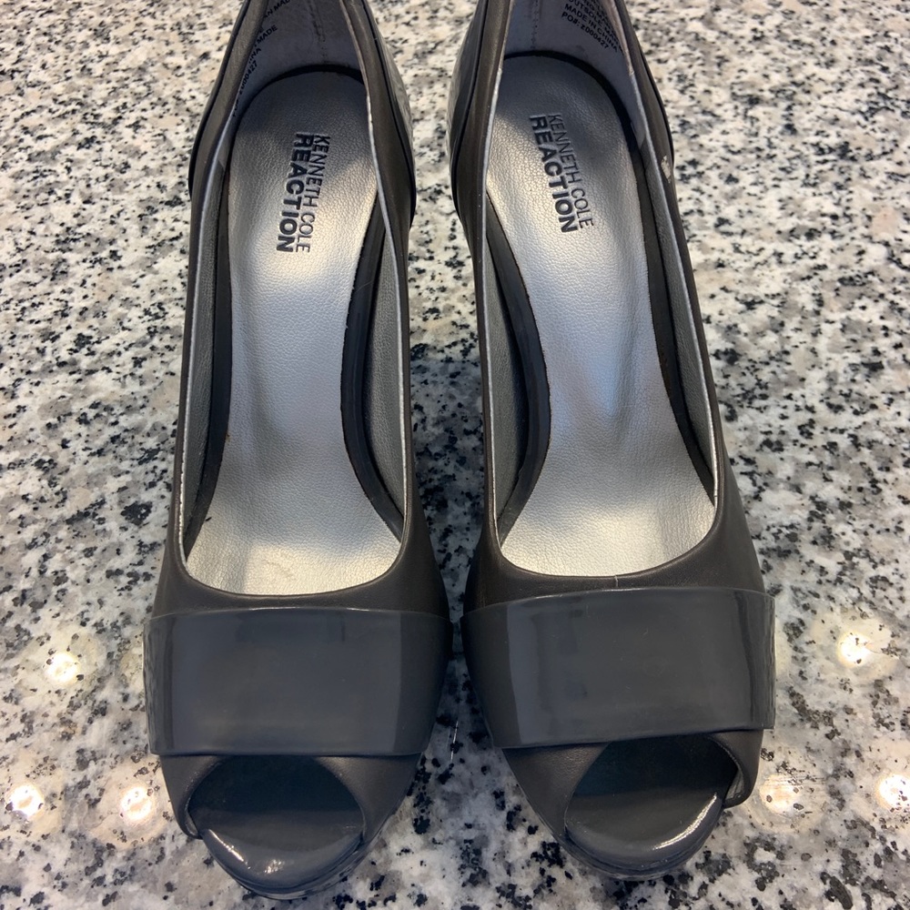 Kenneth Kole Reaction Grey Pumps
